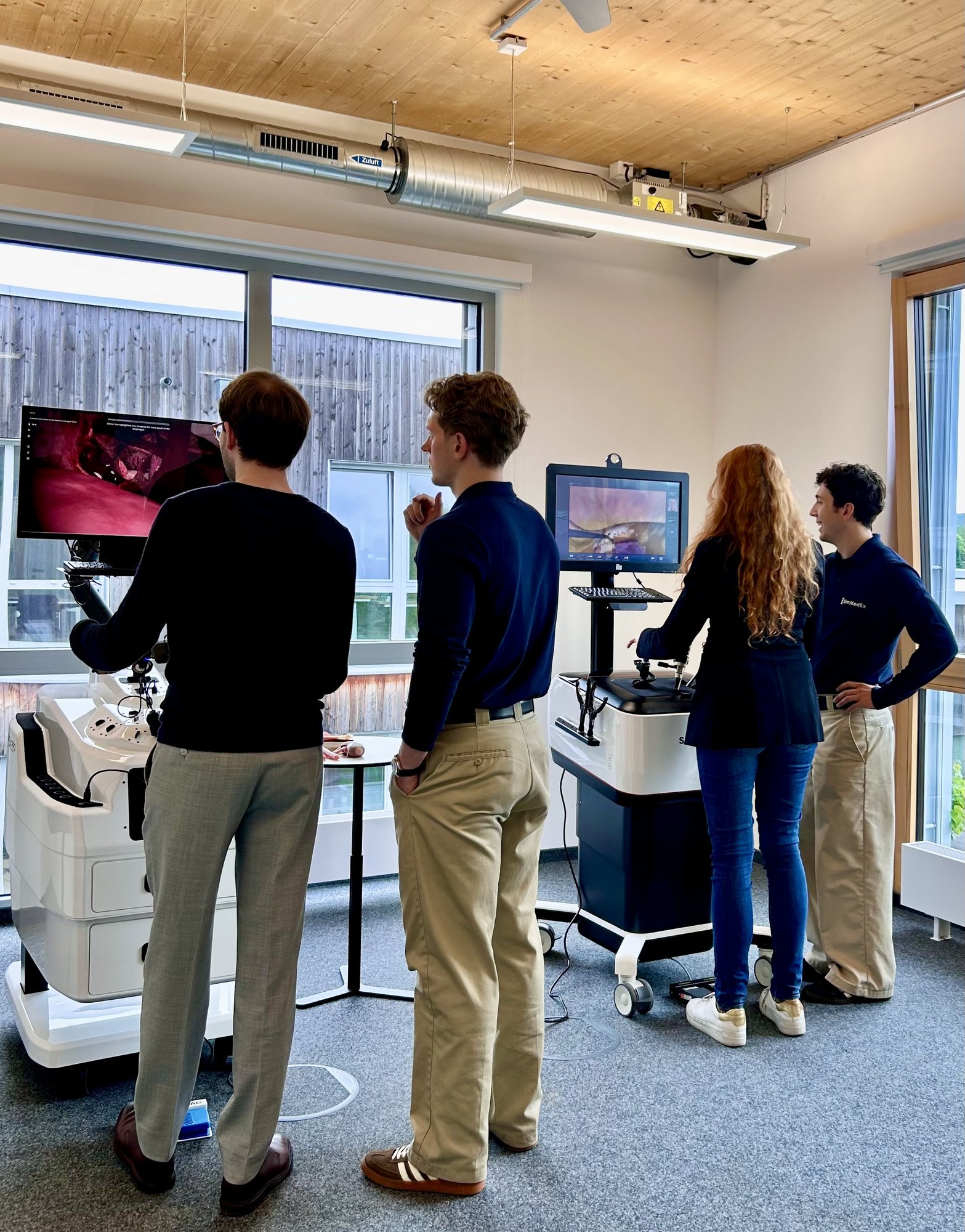 Frau Dr. Held und Herr Dr. Lipphaus arbeiten parallel an zwei laparoskopischen VR-Simulatoren