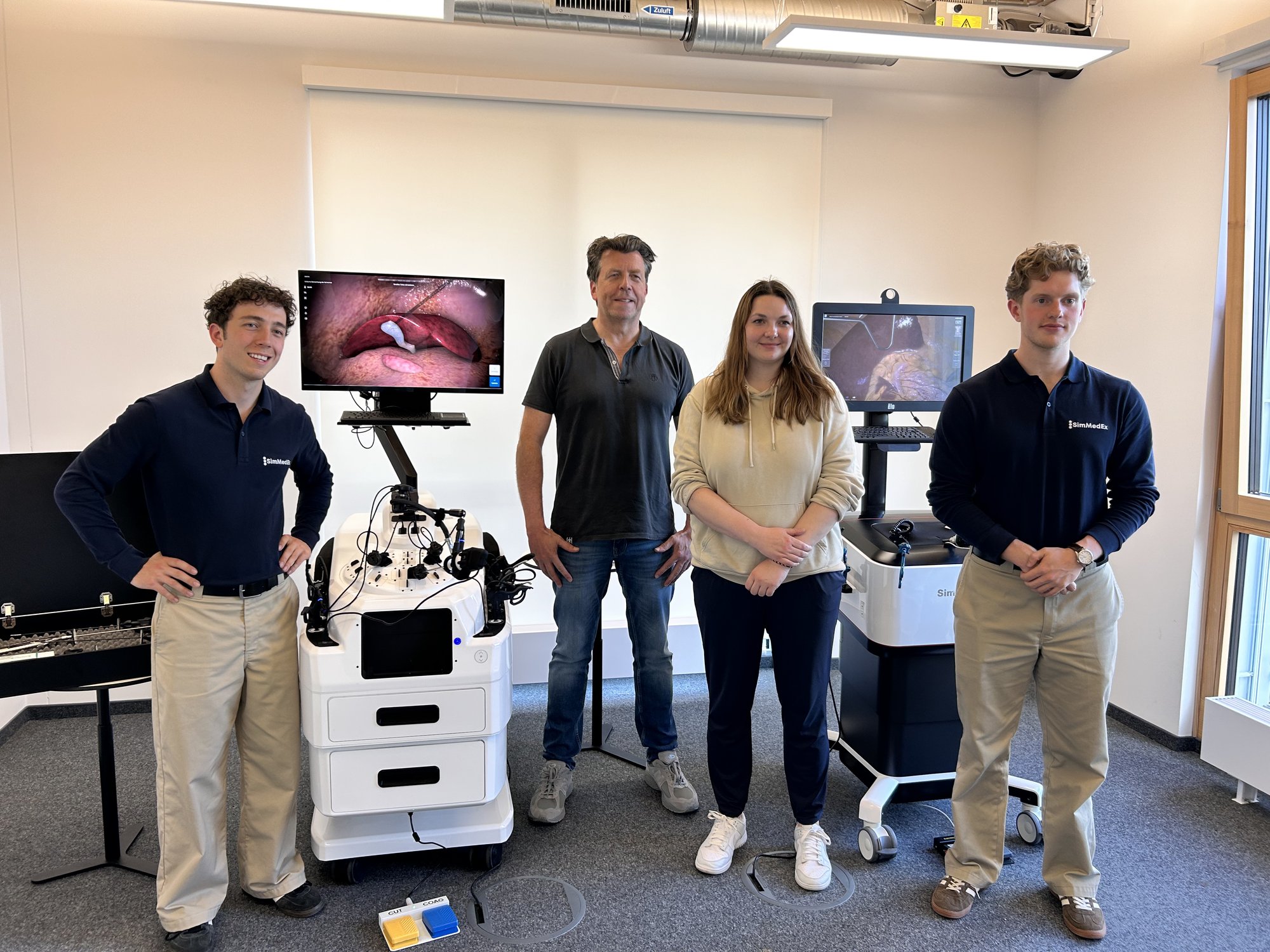 SimMedEx-Team mit Herrn Dr. Jörg Celesnik und Frau Luisa Kobus der Knappschaftsklinik Bottrop an den beiden Simulator-Stationen
